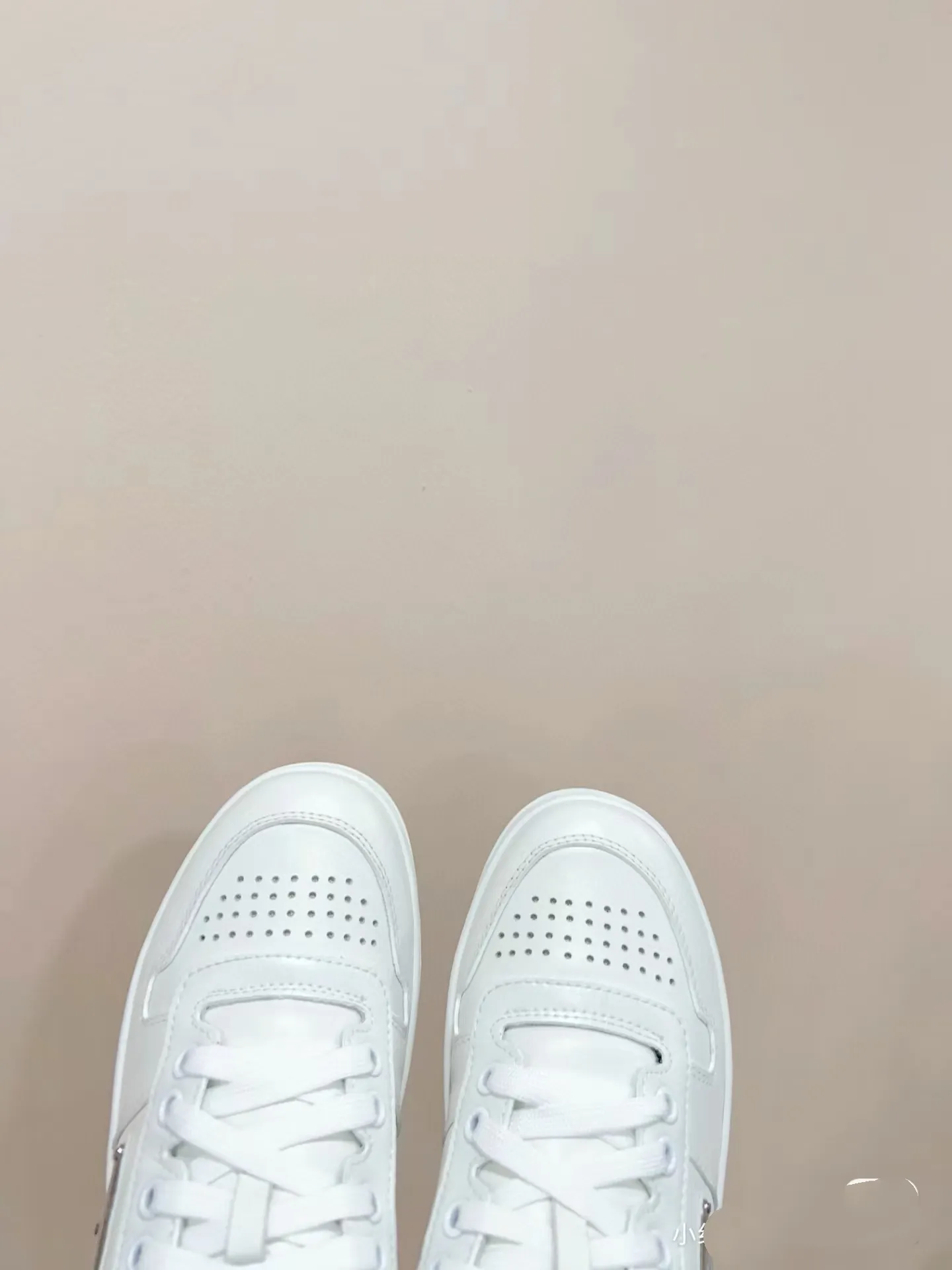 P380 Yuan 38-45 Prada Prada’s new men’s leather sports shoes, the highest version on the market, any comparison is welcome🆚! The original leather has excellent texture and is super high-end! Fetal sheep net lining imported from Italy, removable pad! Luxurious materials and fine workmanship, highly recommended!